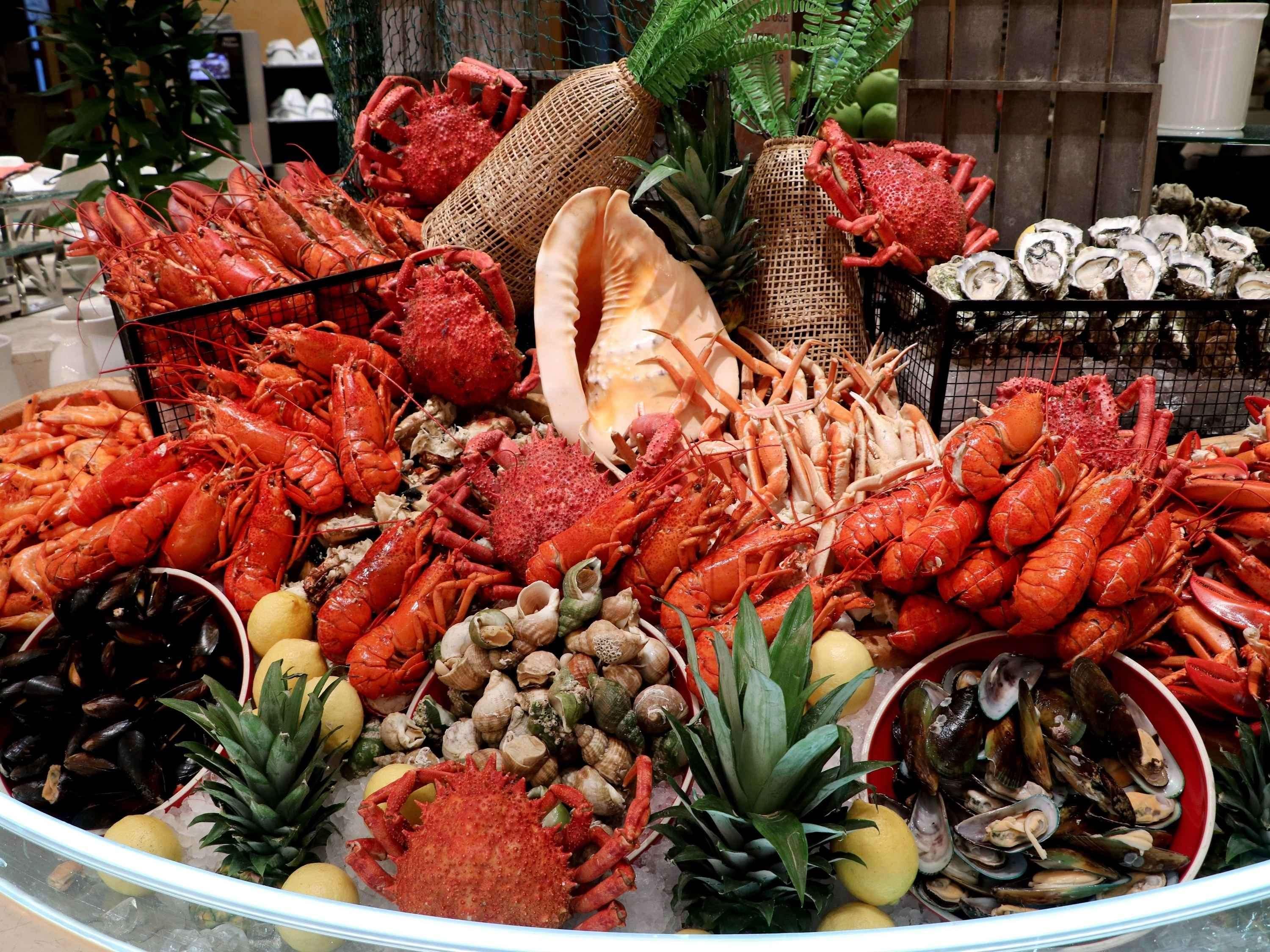 Готель Sofitel Macau At Ponte 16 Екстер'єр фото Seafood on display at a buffet