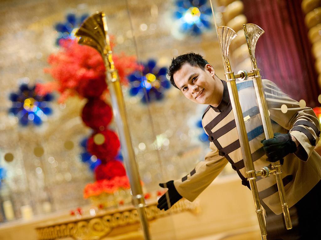 Готель Sofitel Macau At Ponte 16 Екстер'єр фото A bellboy at the Crown Towers