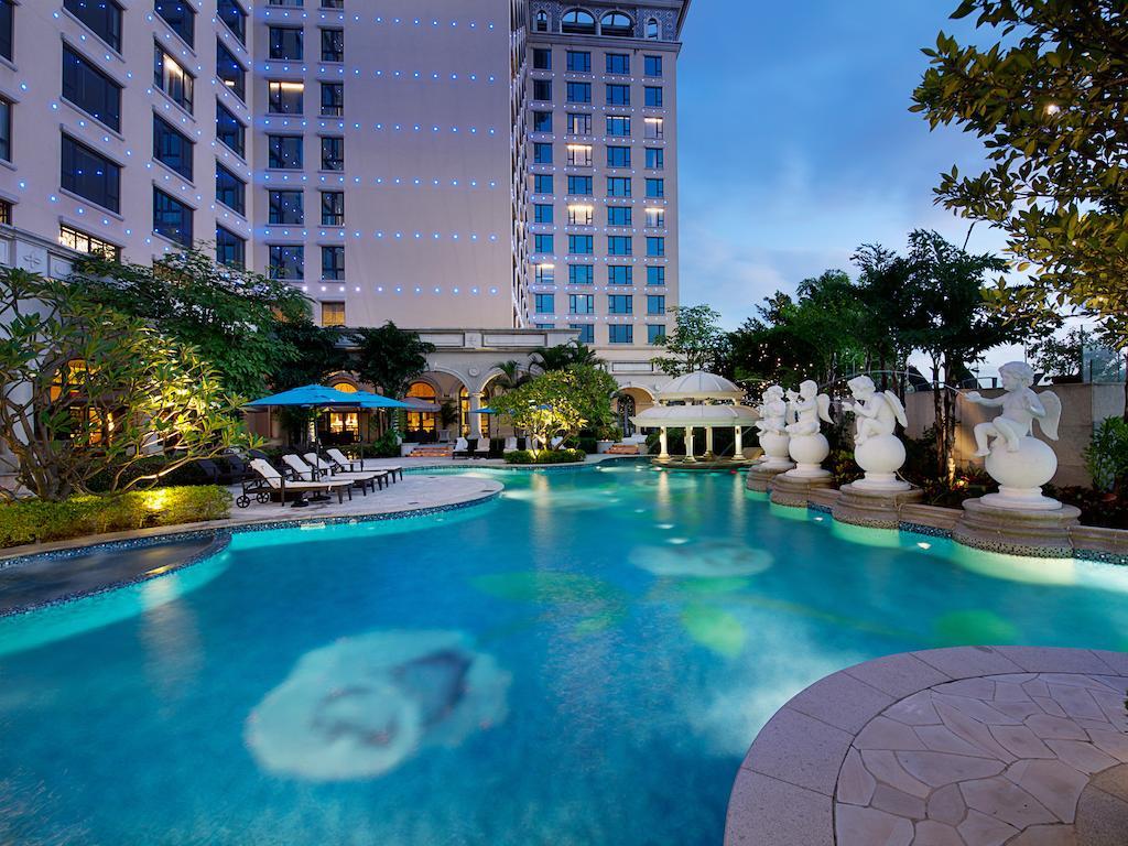 Готель Sofitel Macau At Ponte 16 Екстер'єр фото The swimming pool at the hotel